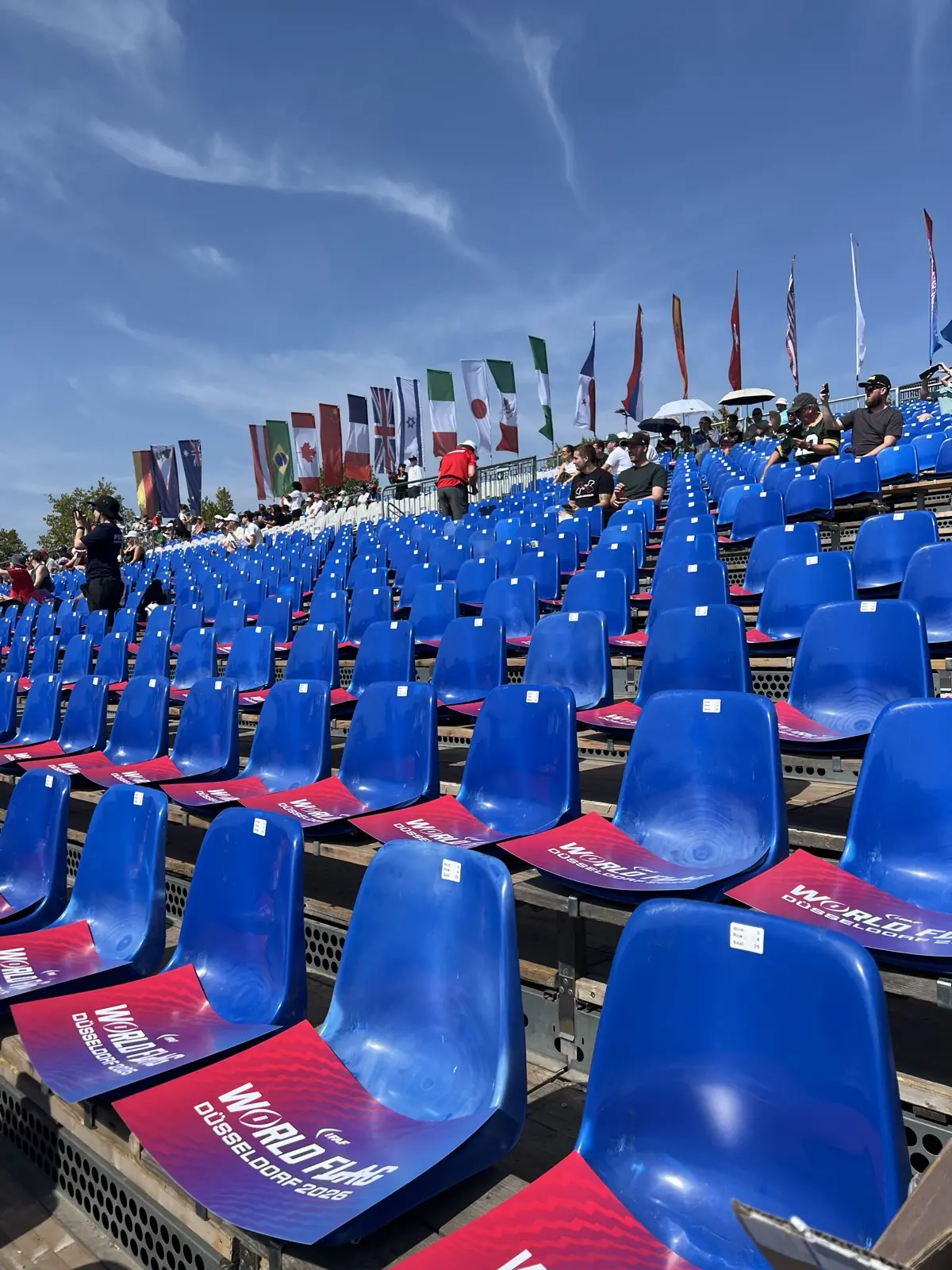 Gradas del World Flag Düsseldorf 2026 con las banderas de las selecciones
