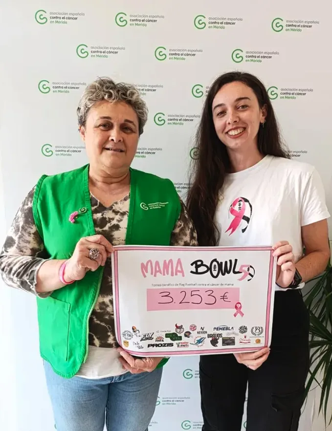 Cheque de la V edición del Mama Bowl entregado a la Asociación Española Contra el Cáncer